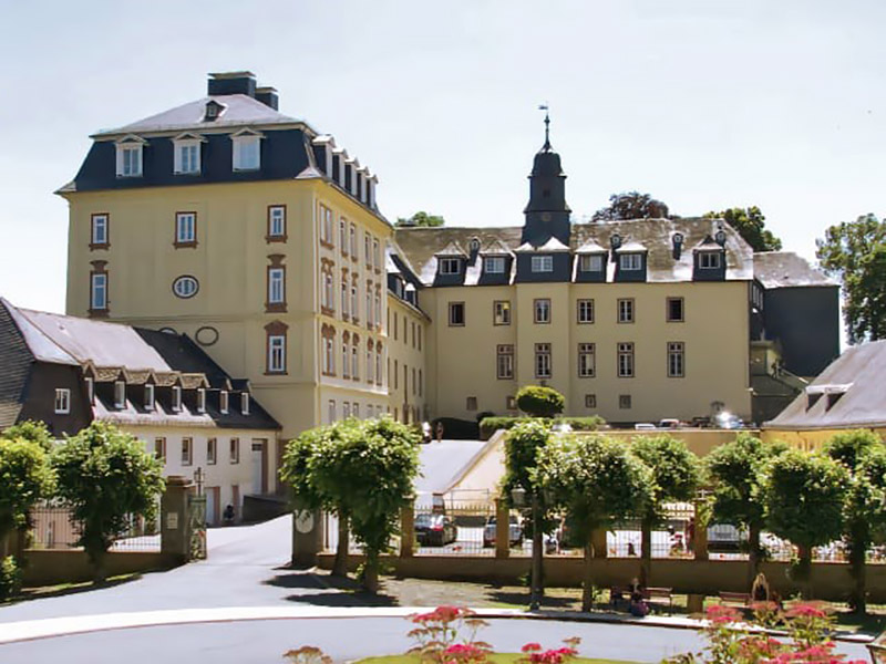 Blick auf den Hof und die Gebäude des Schlosses Wittgenstein im Sonnenschein.